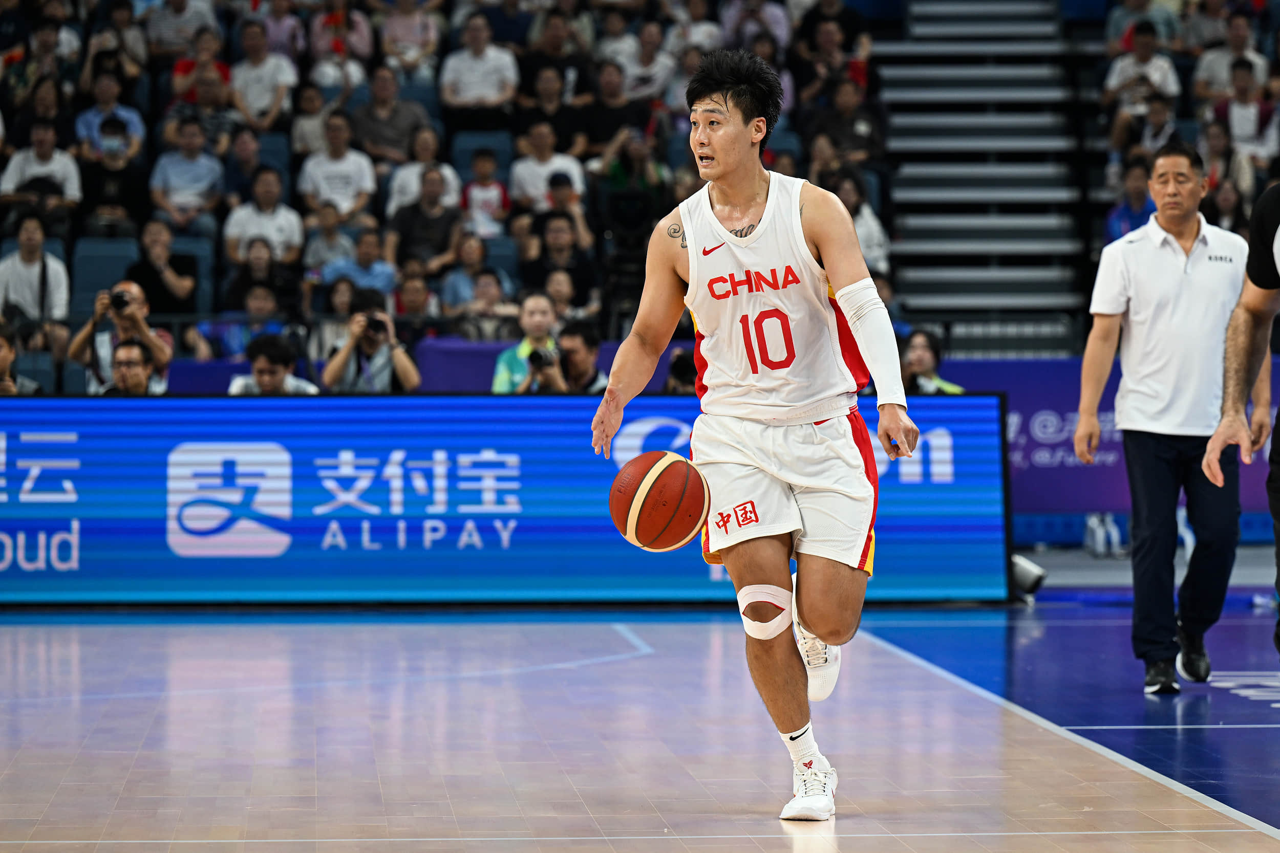 中国男篮对阵沙特赛前训练馆篮筐出现上翘，已紧急联系组委会并迅速更换篮架