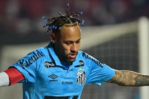 比赛结果-因伤缺席巴西队，内马尔享受周末与好友打板式网球