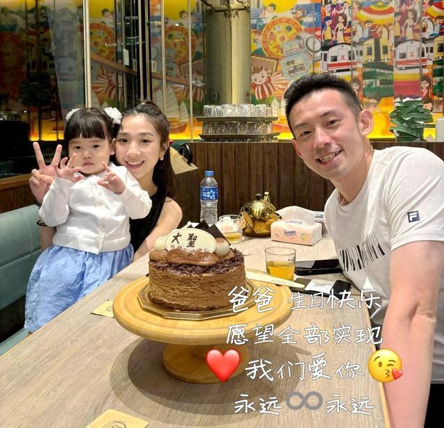 足球投注-黄镇廷一家近照：香港乒乓一哥，网红老婆绝美，儿女双全很幸福