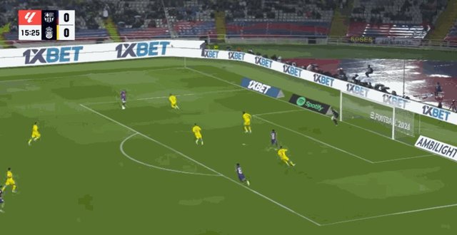 1711838304057083504.gif 莱万劲射被扑出.gif