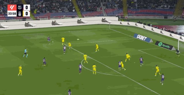 1711838348868089434.gif 莱万头球横梁.gif