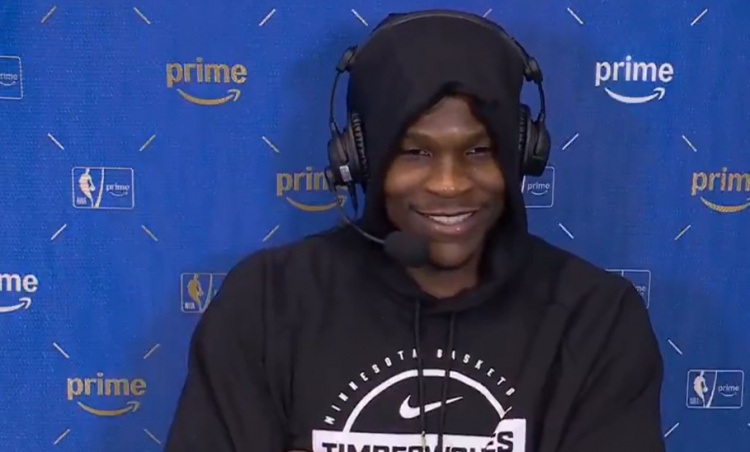 足球投注-被韦德打趣偷学欧洲步&amp;挂挡拆！华子：你年纪轻轻就夺冠 我得看齐