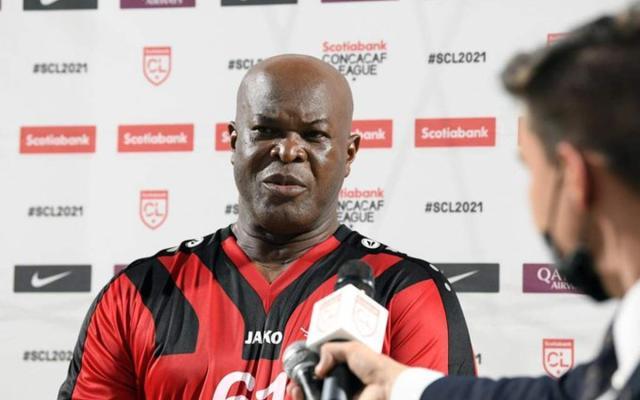 比赛结果-六旬副总统亲下场踢球什么后果？两队都被罚出局！